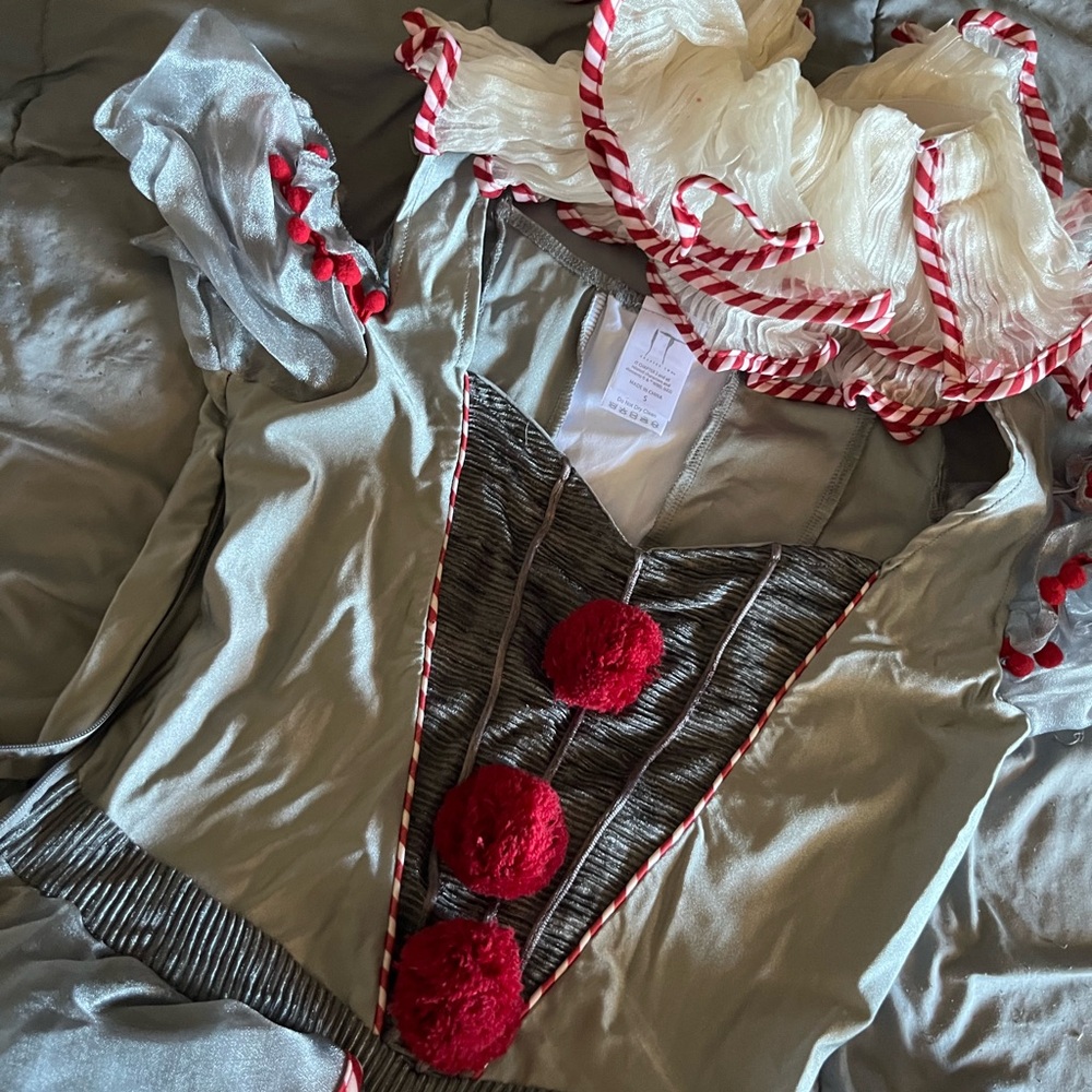 Spirit Halloween Pennywise Costume - Picture 3 of 6